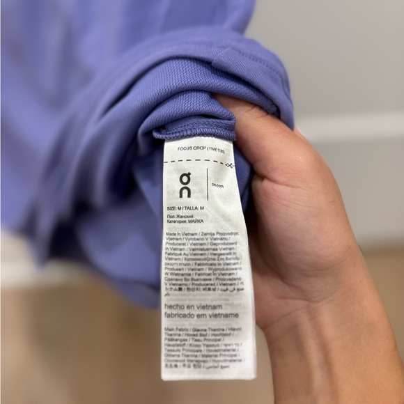 On Running Women's Focus Crop in Purple size medium - Picture 6 of 11